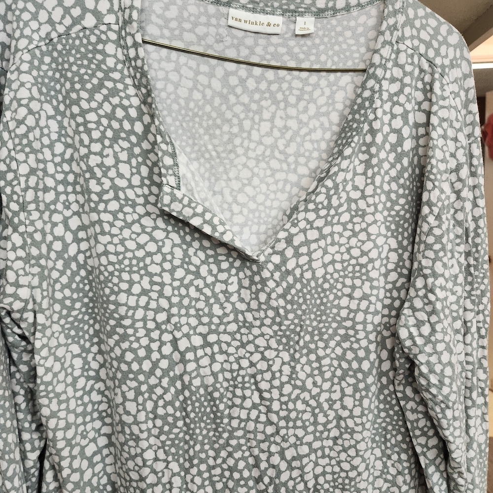 Vera Wang Gray and White Patterned Pajama Top